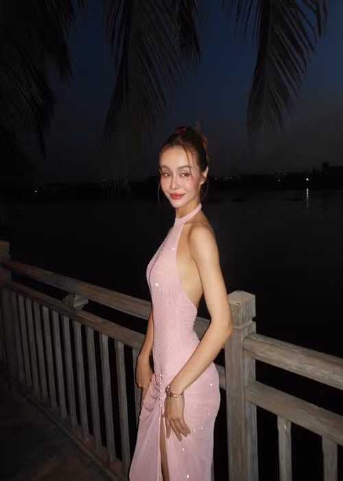 Vóc dáng nuột nà của Mlee khiến người đối diện khó rời mắt. Ảnh: Instagram Mlee.