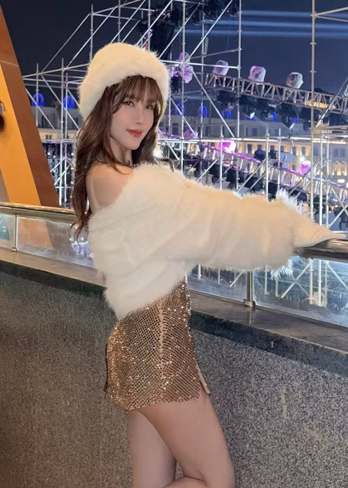 Bất chấp cái lạnh, Thiều Bảo Trâm diện váy ngắn bó sát. Ảnh: FB Thiều Bảo Trâm.