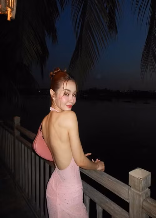 "Bông hồng lai" Việt - Pháp khoe lưng trần gợi cảm. Ảnh: Instagram Mlee.