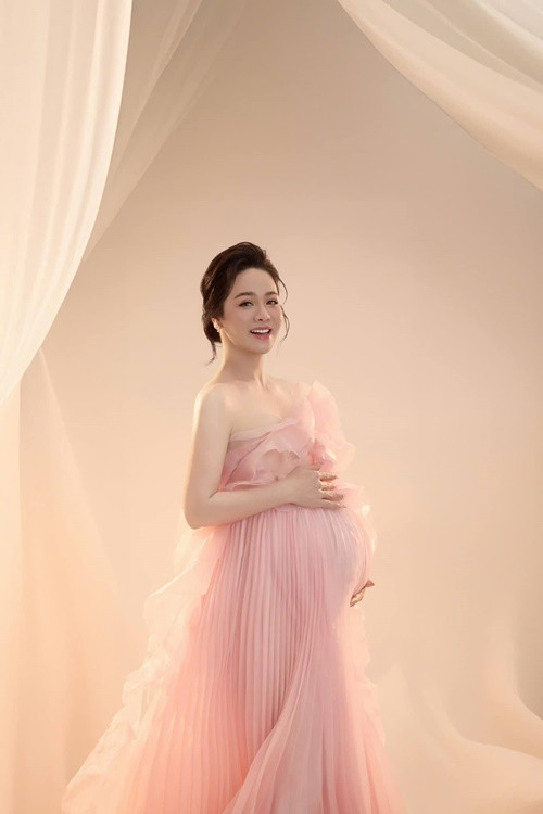 "Có một kênh TikTok nói tôi dính vào đường dây lừa đảo Mr Pips. Tôi không biết Mr. Pips là ai", diễn viên Nhật Kim Anh cho biết trong livestream.