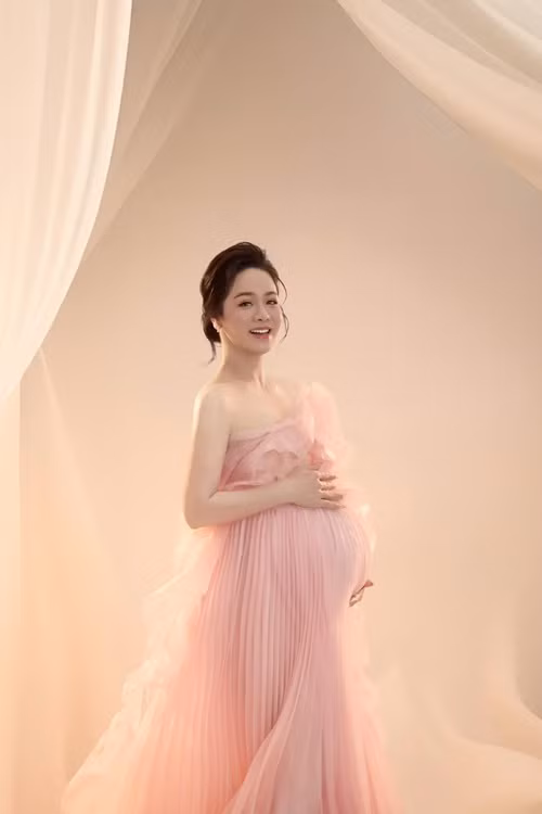 "Có một kênh TikTok nói tôi dính vào đường dây lừa đảo Mr Pips. Tôi không biết Mr. Pips là ai", diễn viên Nhật Kim Anh cho biết trong livestream.