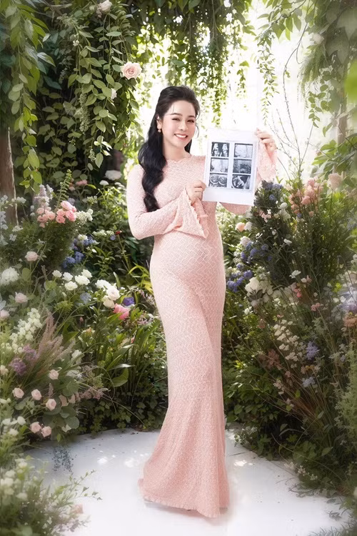 Thông tin Nhật Kim Anh mang bầu lần 2 gây xôn xao vào tháng 12/2024 khi lần đầu cô khoe bụng bầu. Nữ diễn viên có con bằng phương pháp thụ tinh nhân tạo.