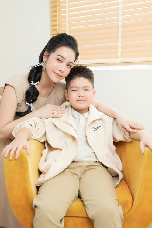 Con trai của Nhật Kim Anh rất mong đợi em gái chào đời.