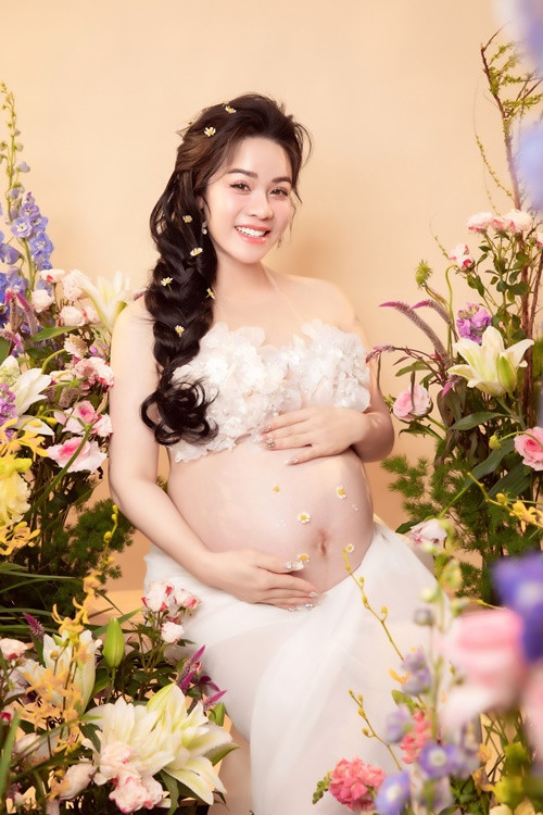 Nhật Kim Anh cho biết, hình ảnh lan truyền trên mạng xã hội là lần sinh con trai đầu lòng cách đây 10 năm.