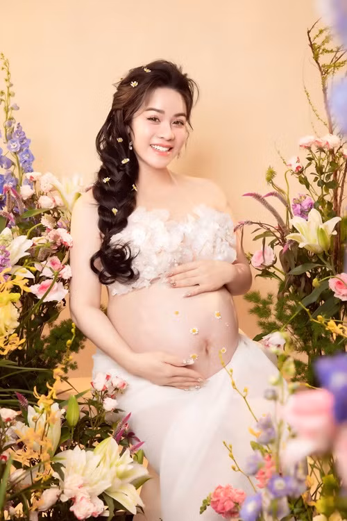 Nhật Kim Anh cho biết, hình ảnh lan truyền trên mạng xã hội là lần sinh con trai đầu lòng cách đây 10 năm.