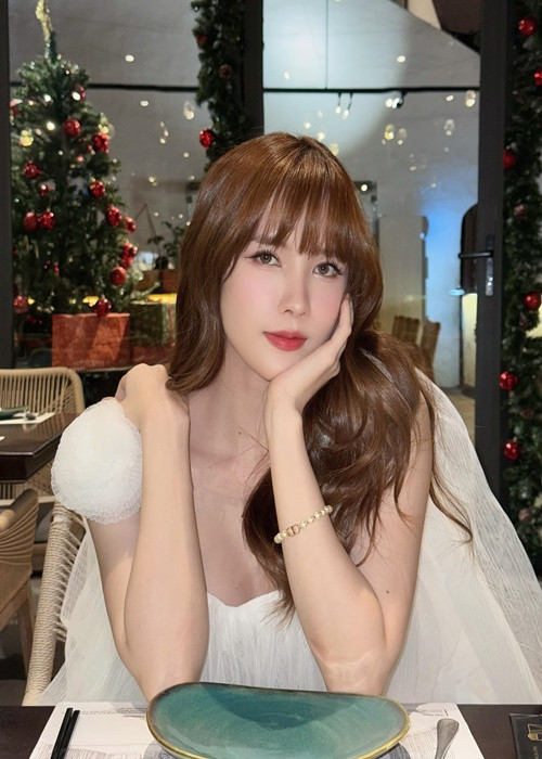 Từ tháng 11/2024, Thiều Bảo Trâm liên tục có các tin nhắn tâm trạng trên nhóm chat với người hâm mộ. Một số đặt nghi vấn thời điểm này mối quan hệ giữa Thiều Bảo Trâm và Matthis gặp trục trặc. Ảnh: FB Thiều Bảo Trâm.