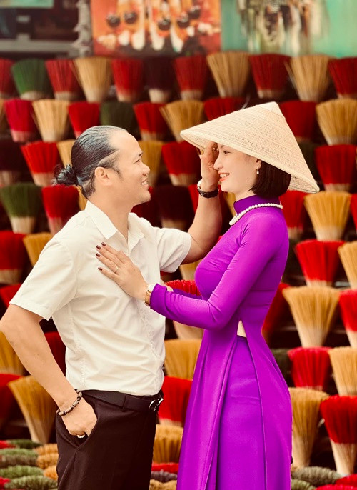 Gần đây, nghệ sĩ hài Vượng Râu dí dỏm chia sẻ trên truyền thông, mọi thu nhập đều do vợ anh quản lý. Trước đó, trên Vietnamnet, Vượng Râu cho biết, vợ quản lý công ty riêng của anh.