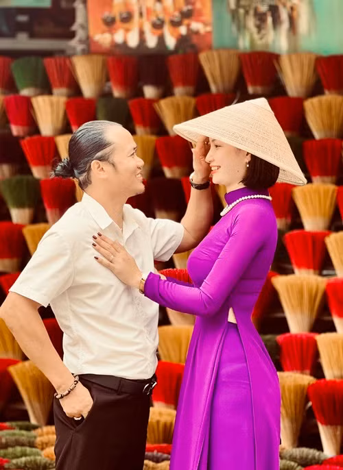 Gần đây, nghệ sĩ hài Vượng Râu dí dỏm chia sẻ trên truyền thông, mọi thu nhập đều do vợ anh quản lý. Trước đó, trên Vietnamnet, Vượng Râu cho biết, vợ quản lý công ty riêng của anh.