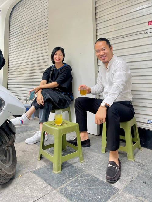 Trong cuộc phỏng vấn với Phụ nữ Việt Nam, Vượng Râu cho biết, gia đình anh ít khi có dịp đi du lịch, hiếm cơ hội “check in sang chảnh” , phần vì bận rộn nhưng cũng còn bởi nếu đi chơi sẽ ngốn số tiền không nhỏ. Hiện tại, vợ chồng Vượng Râu cho các con học trường công lập.