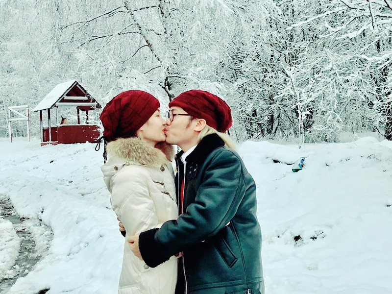 Nam nghệ sĩ hài chia sẻ trên Người Đưa Tin, anh không giúp được nhiều cho vợ con nhưng luôn cố gắng tạo tâm lý thoải mái cho vợ.