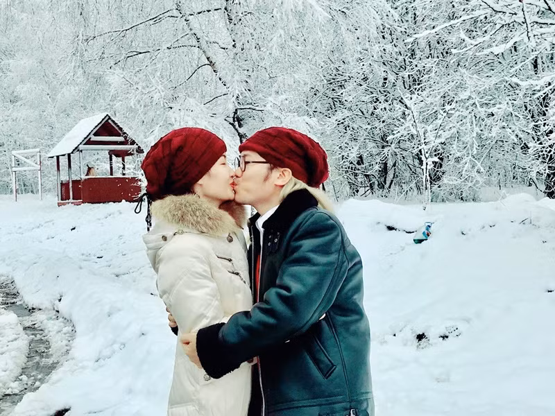 Nam nghệ sĩ hài chia sẻ trên Người Đưa Tin, anh không giúp được nhiều cho vợ con nhưng luôn cố gắng tạo tâm lý thoải mái cho vợ.