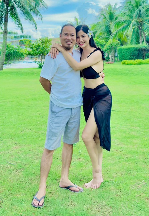 Thu Hiền ăn mặc táo bạo trong một chuyến đi biển cùng chồng.