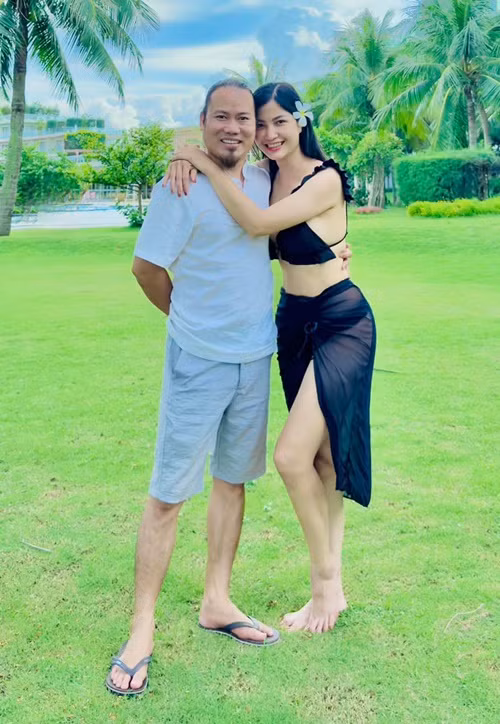 Thu Hiền ăn mặc táo bạo trong một chuyến đi biển cùng chồng.