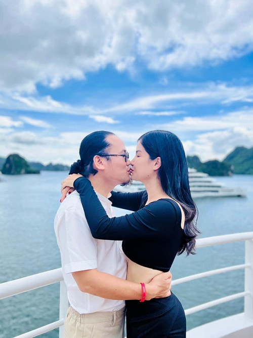 Vợ chồng Vượng Râu có nhiều khoảnh khắc tình tứ bên nhau.