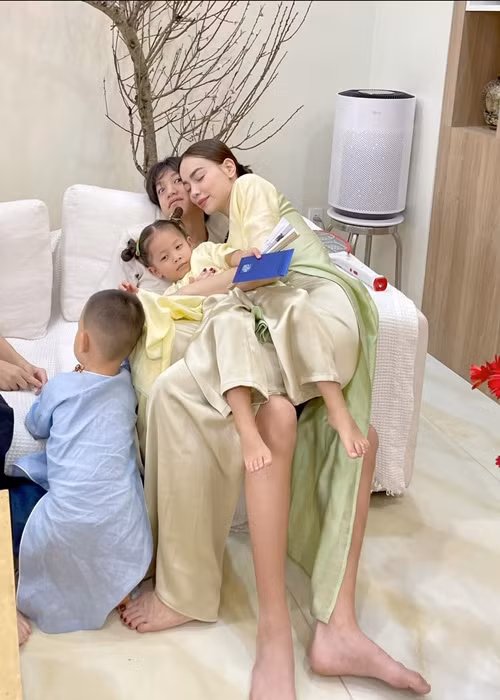 Bé Subeo - con riêng Hồ Ngọc Hà sum vầy cùng mẹ, cha dượng và các em dịp lễ Tết, sự kiện quan trọng.