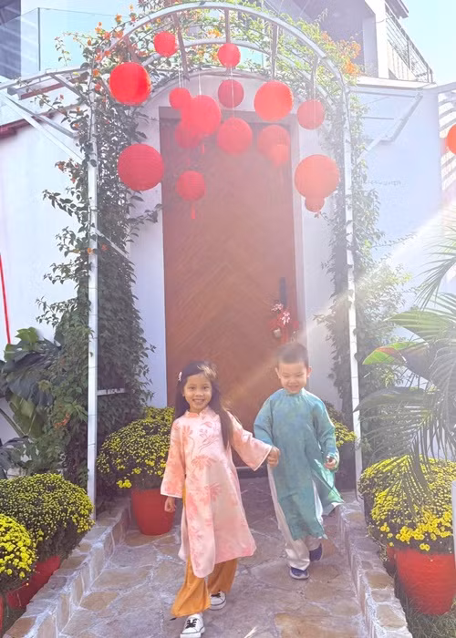 Trên trang cá nhân, Hồ Ngọc Hà cho biết, cô tranh thủ chụp ảnh kỷ niệm các con diện trang phục truyền thống trước biệt thự.