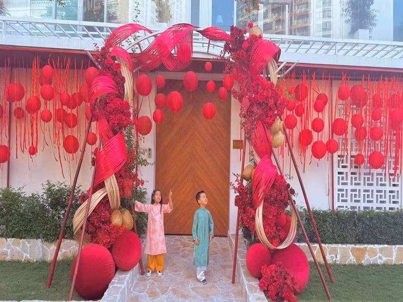 “Xuân đã về với nhà. Sáng nay các con đến lớp, mẹ tranh thủ ghi lại những kỷ niệm đẹp của những ngày sắp xuân 2025. Tiếc mỗi hôm nọ chưa chụp kịp các bạn mặc đồ truyền thống Thụy Điển”, Hà Hồ viết.