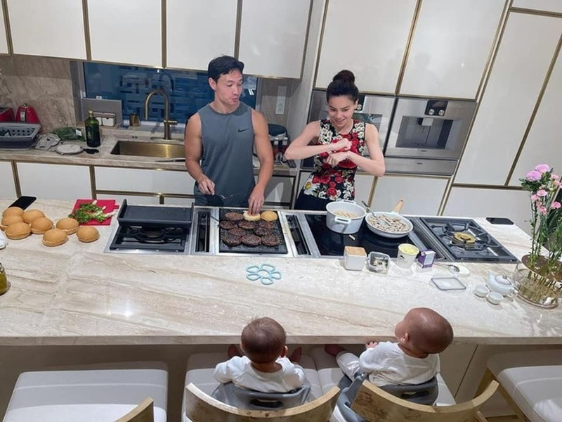Biệt thự của Hồ Ngọc Hà rộng hơn 300m2, gồm 3 tầng, 1 sân thượng. Không gian yêu thích của nữ ca sĩ là bếp.