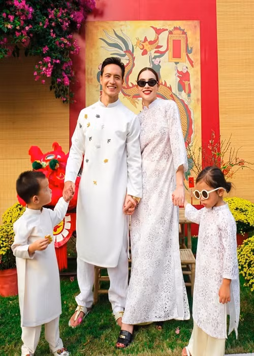 Cả gia đình Hà Hồ thường diện trang phục truyền thống để mừng năm mới.