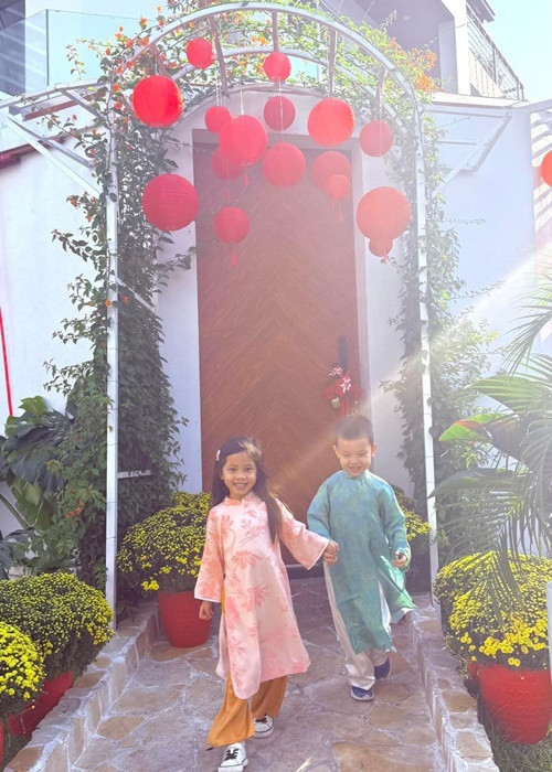 Trên trang cá nhân, Hồ Ngọc Hà cho biết, cô tranh thủ chụp ảnh kỷ niệm các con diện trang phục truyền thống trước biệt thự.