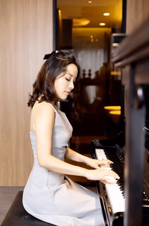 "Vàng Anh" Minh Hương thích đánh đàn piano bởi vậy cô trưng bày chiếc đàn trong căn hộ.