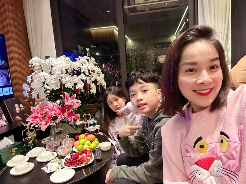 Minh Hương vừa đón tuổi mới. Cô trải lòng: "Chúc mừng bản thân bước sang một tuổi mới. Cảm ơn cậu vì một năm vừa qua đã luôn nỗ lực, phấn đấu không ngừng nghỉ. Hãy tận hưởng hết mình ngày hôm nay và tiếp tục cuộc hành trình mới của chúng ta nào. Cùng nhau phải mạnh khỏe, hạnh phúc và cố gắng để đạt được những ước mơ của mình, cậu nhé!".