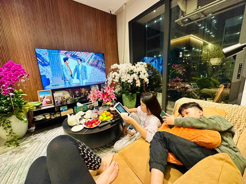 Khi rảnh rỗi, Minh Hương dành nhiều thời gian cho các con. Trong ảnh, nữ diễn viên cùng các con ngồi xem Táo quân vào giao thừa.