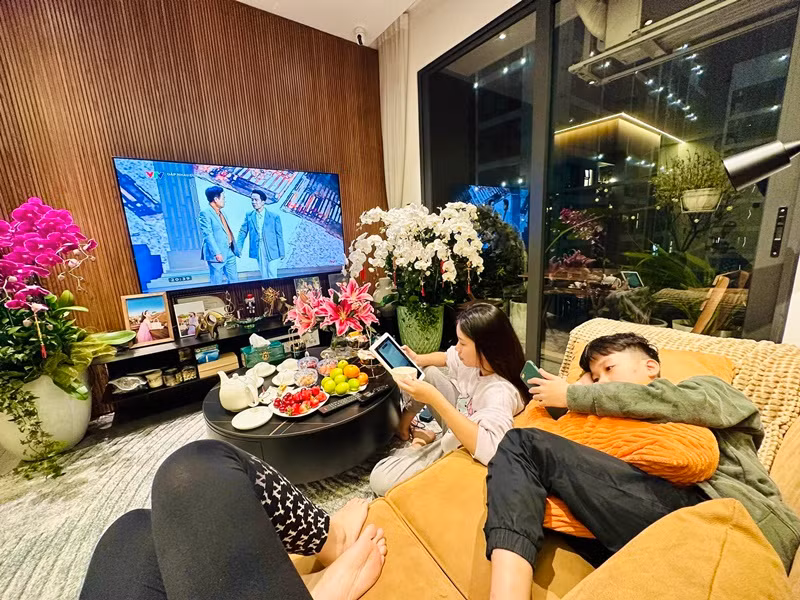 Khi rảnh rỗi, Minh Hương dành nhiều thời gian cho các con. Trong ảnh, nữ diễn viên cùng các con ngồi xem Táo quân vào giao thừa.