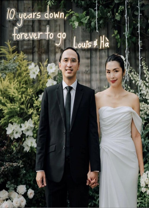 Năm 2009, Tăng Thanh Hà công khai hẹn hò doanh nhân Louis Nguyễn. Năm 2012, đôi uyên ương làm đám cưới. Chồng Hà Tăng có gia thế “khủng”. Louis Nguyễn là con trai thứ 2 của ông Jonathan Hạnh Nguyễn - Chủ tịch Tập đoàn Liên Thái Bình Dương. Ảnh: Instagram Hà Tăng.