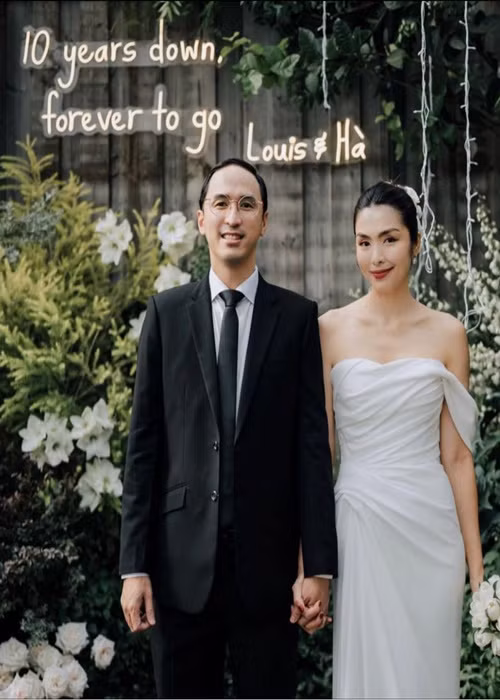 Năm 2009, Tăng Thanh Hà công khai hẹn hò doanh nhân Louis Nguyễn. Năm 2012, đôi uyên ương làm đám cưới. Chồng Hà Tăng có gia thế “khủng”. Louis Nguyễn là con trai thứ 2 của ông Jonathan Hạnh Nguyễn - Chủ tịch Tập đoàn Liên Thái Bình Dương. Ảnh: Instagram Hà Tăng.