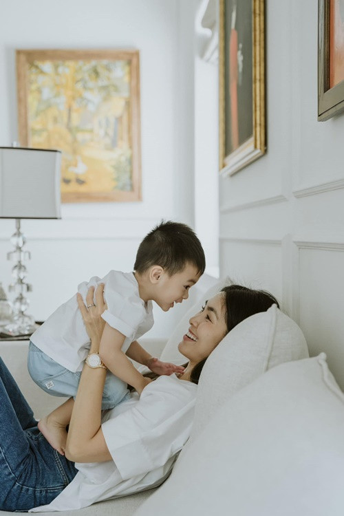 Nữ diễn viên luôn dành lời ngọt ngào cho các con. Vào tháng 12/2024, cô nhắn nhủ con trai út: “Mẹ thật hạnh phúc khi có em, cám ơn em đã đến bên mẹ! Mỗi lần ở bên em mẹ cảm giác trái tim mẹ tràn đầy hạnh phúc rồi nó lan tỏa khắp lồng ngực, rồi nó giống như tâm hồn mẹ đang mỉm cười. Mỗi lần xa em con tim nó cứ nhói nhói đau thôi thúc quay trở về. Mẹ yêu em vô cùng! Chúc mừng sinh nhật em 3 tuổi!”. Ảnh: FB Tăng Thanh Hà.