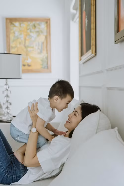 Nữ diễn viên luôn dành lời ngọt ngào cho các con. Vào tháng 12/2024, cô nhắn nhủ con trai út: “Mẹ thật hạnh phúc khi có em, cám ơn em đã đến bên mẹ! Mỗi lần ở bên em mẹ cảm giác trái tim mẹ tràn đầy hạnh phúc rồi nó lan tỏa khắp lồng ngực, rồi nó giống như tâm hồn mẹ đang mỉm cười. Mỗi lần xa em con tim nó cứ nhói nhói đau thôi thúc quay trở về. Mẹ yêu em vô cùng! Chúc mừng sinh nhật em 3 tuổi!”. Ảnh: FB Tăng Thanh Hà.