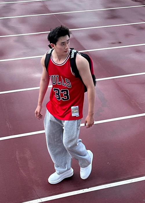 Vẻ ngoài điển trai của học trò Hương Giang "đốn tim" nhiều cư dân mạng. Ảnh: FB Phạm Văn Kiên.