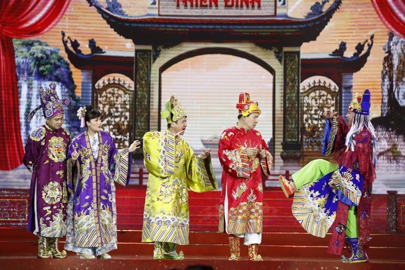 Năm nay có các gương mặt quen thuộc gồm Chí Trung, Tự Long, Vân Dung và Quang Thắng. Xuân Bắc và Công Lý - hai nghệ sĩ nhiều năm đóng vai Bắc Đẩu và Nam Tào vắng bóng ở Táo quân 2025. Ảnh: VTV.