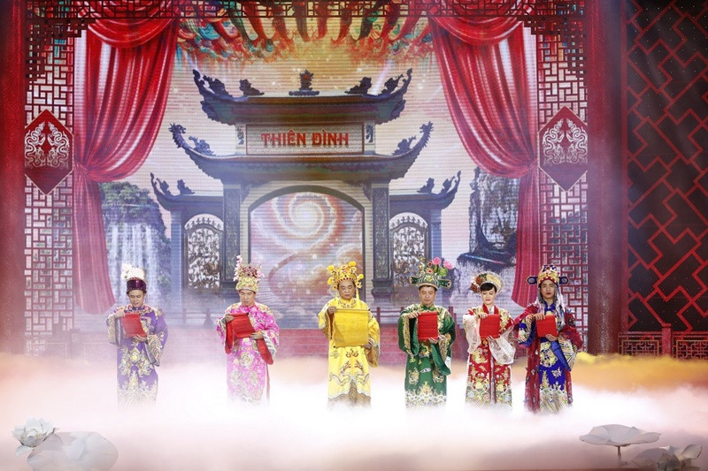 Nghệ sĩ Chí Trung chia sẻ trên Dân Việt, nghệ sĩ Xuân Bắc dù không tham gia Táo quân 2025 nhưng tối nào cũng qua "ăn chực" mì tôm với đồng nghiệp vì nhớ không khí vui vẻ của những ngày tập luyện cùng nhau. Ảnh: VTV.