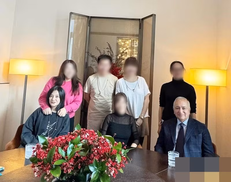 Mới nhất, Sina đưa tin một người bạn đã chia sẻ hình ảnh Triệu Vy vui vẻ bên bạn bè trong một buổi gặp gỡ. Ảnh: Tiền Phong.