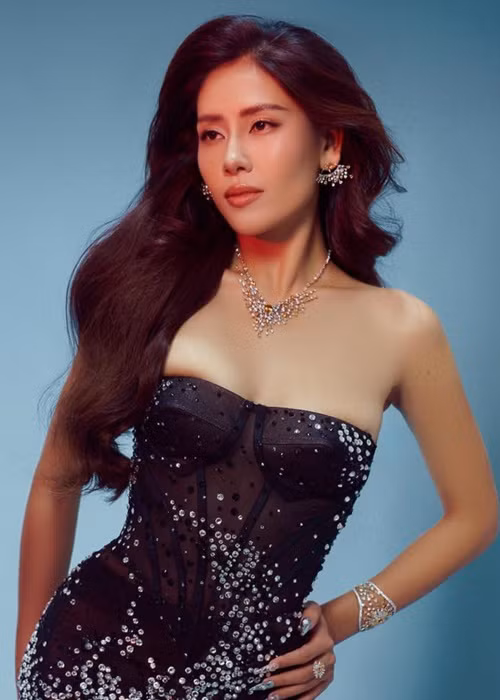 Vóc dáng của Nguyễn Thị Loan ở tuổi 35 vẫn nuột nà, gợi cảm. Cô sở hữu số đo ba vòng 89-64-94 cm.