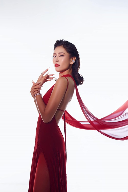 Lan Thỏ trong Bão ngầm chuộng váy áo tôn vóc dáng như bó sát, xuyên thấu, cắt xẻ.