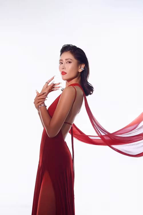 Lan Thỏ trong Bão ngầm chuộng váy áo tôn vóc dáng như bó sát, xuyên thấu, cắt xẻ.