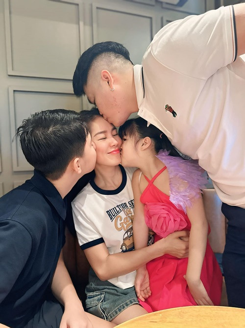 Lê Phương - Trung Kiên hạnh phúc bên con riêng, con chung.