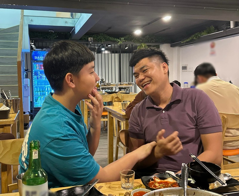 Mối quan hệ giữa Trung Kiên và bé Cà Pháo không thay đổi khi gia đình anh chào đón thành viên mới.