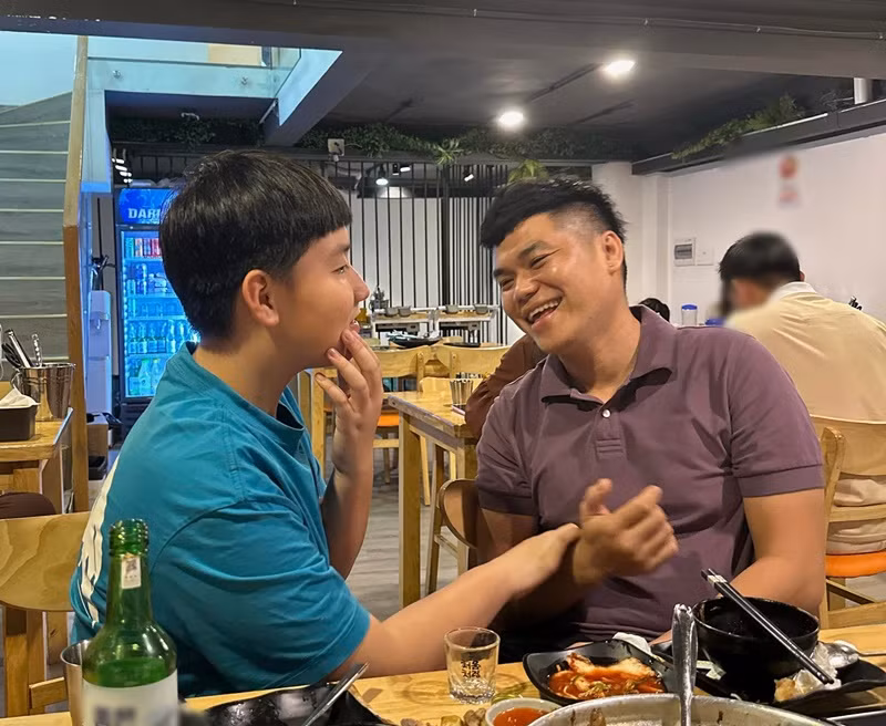 Mối quan hệ giữa Trung Kiên và bé Cà Pháo không thay đổi khi gia đình anh chào đón thành viên mới.