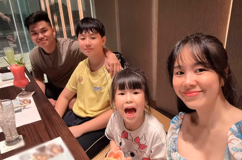 Lê Phương khoe nhiều khoảnh khắc thân thiết của chồng và con trai.