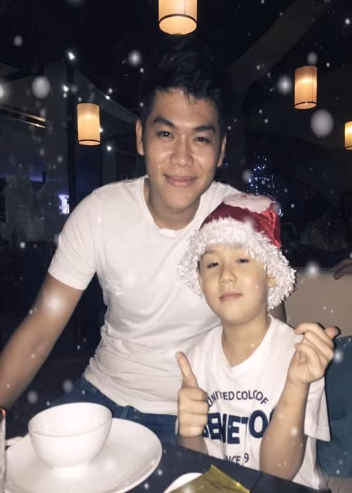 Trung Kiên dành tất cả những gì tốt đẹp nhất cho bé Cà Pháo, luôn quan đâm để cậu nhóc không cảm thấy cô đơn.