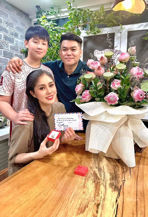 Ngày 20/10, 8/3, chồng và con trai Lê Phương tặng những món quà ý nghĩa cho nữ diễn viên. Lê Phương từng khoe: "Cái hộp đỏ đỏ là quà của anh áo xanh á! Ảnh nhét vô tay làm hết hồn, con tim em vui lại liền. Bước vô nhà thấy giỏ hoa trên bàn của Hai Pháo nữa. Mặt mũi tèm lem chưa kịp tẩy trang là biểu hai cha con chụp với mẹ một tấm để dành. Năm nay mẹ Phương "giàu" quá!".