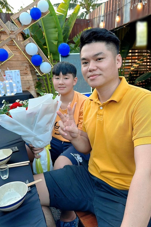 Bé Cà Pháo vẫn duy trì thói quen mặc đồ đôi cùng Trung Kiên.