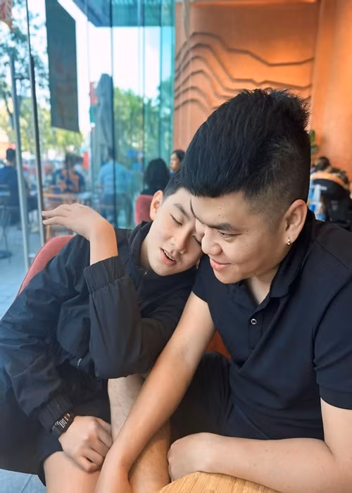 Lê Phương từng tiết lộ, bố mẹ chồng của cô rất yêu thương bé Cà Pháo. Ngoài ra, bé Cà Pháo lúc nào cũng tin rằng, bố mẹ Trung Kiên là ông bà nội của mình.