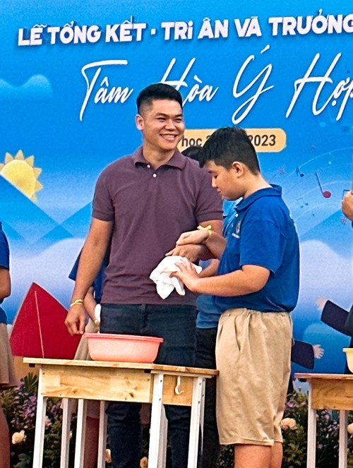 Trung Kiên hạnh phúc khi được bé Cà Pháo rửa tay trong lễ tri ân cha mẹ.