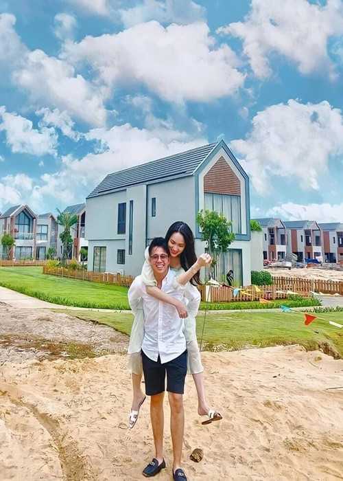 Khi mới hẹn hò, Hương Giang và Matt Liu đều vướng ồn ào. Matt Liu bị một cô gái tố gạ tình với bằng chứng là tin nhắn “Hi em” trên Tinder. Còn Hương Giang dính lùm xùm với antifan. Hương Giang và Matt Liu đã cùng vượt qua ồn ào. Ảnh: Người Đưa Tin.