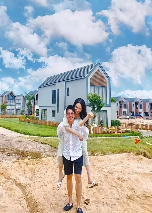 Khi mới hẹn hò, Hương Giang và Matt Liu đều vướng ồn ào. Matt Liu bị một cô gái tố gạ tình với bằng chứng là tin nhắn “Hi em” trên Tinder. Còn Hương Giang dính lùm xùm với antifan. Hương Giang và Matt Liu đã cùng vượt qua ồn ào. Ảnh: Người Đưa Tin.